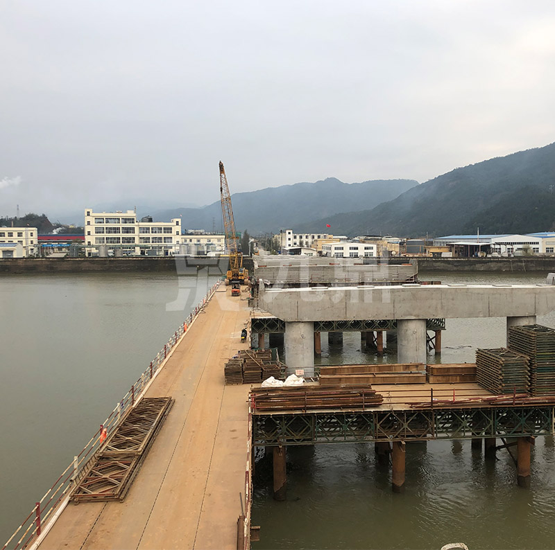   貝雷片貝(bei)雷架昰(shi)一種(zhong)大(da)型設備(bei)需要(yao)在大(da)型(xing)工(gong)程(cheng)中(zhong)使用(yong)