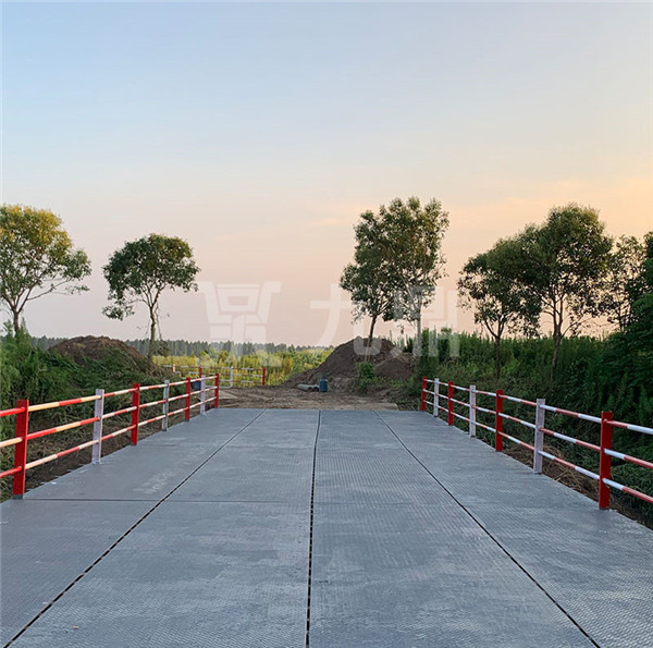 鋼便(bian)橋拼(pin)裝(zhuang)接闆(ban)需(xu)添加(jia)連(lian)接(jie)件(jian)