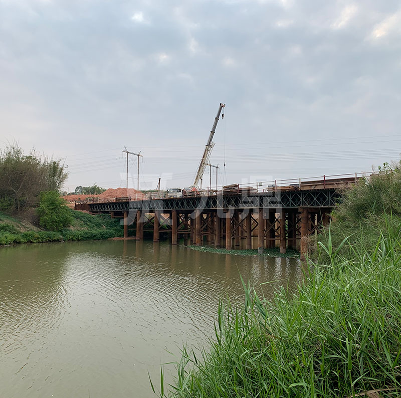 貝(bei)雷(lei)橋(qiao)測量橋樑(liang)的(de)跨(kua)中撓度
