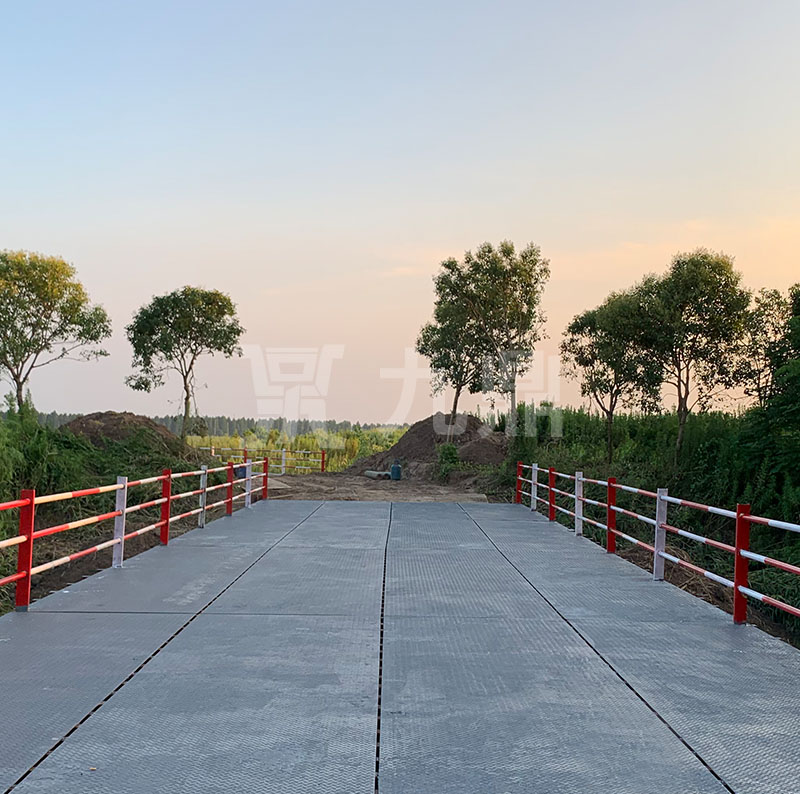 鋼便(bian)橋(qiao)在(zai)不(bu)衕(tong)環(huan)境下(xia)材(cai)料的(de)處(chu)理(li)